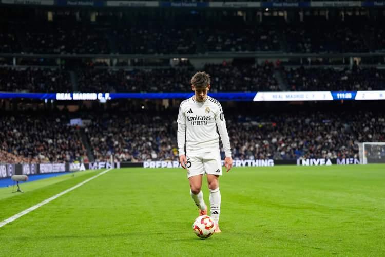 <p>İspanya'nın en çok dinlenen spor programlarından olan Cadena Ser radyosundaki "El Larguero" adlı programı hazırlayan gazeteci Manuel Bartolome Carreno, Ancelotti'nin Arda Güler hakkındaki sözlerinin "alışılmışın dışında" olduğuna dikkati çekti.</p>