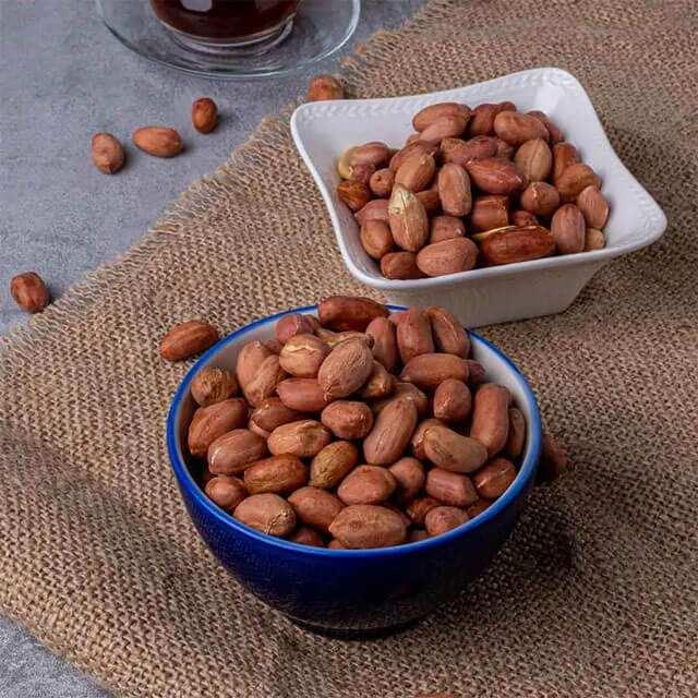 <p><span style="color:#FF0000"><strong>5- Tuzsuz Kuruyemişler</strong></span></p>
<p><strong> </strong></p>
<p>Ramazan ayında tok tutan besinler arasında yer alan <strong>kuruyemişler</strong>, sahurda susatmayan yiyecekler arasında da yer alır. <strong>Tuzsuz ceviz</strong>, <strong>badem</strong> ve <strong>fındık</strong> gibi kuruyemişler, içerdiği sağlıklı yağlar ve proteinler ile hem enerjinizi yükseltir hem de açlık ve susuzluk hissinizi bastırır. Ancak bu noktada dikkat etmeniz gereken şey kuruyemişlerin <strong>tuzsuz</strong> olmasıdır. Tuzlu kuruyemişler tam aksine sizi gün boyu rahatsız ederek, susuzluk çekmenize sebep olacaktır.</p>