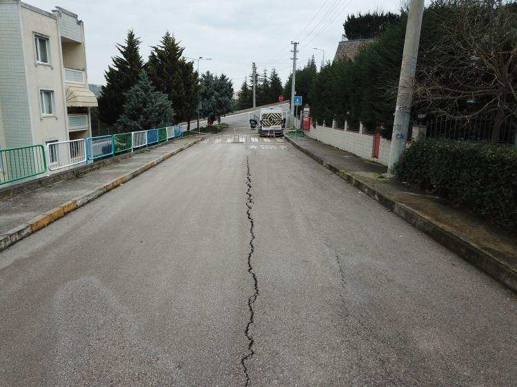 <p>Kocaeli’de daha önce yaklaşık 20 metre uzunluğunda oluşan yarık, kar yağışı ve yağmur sonrası büyürken, istinat duvarında yaşanan kırılmalar nedeniyle yol trafiğe kapatıldı.</p>
