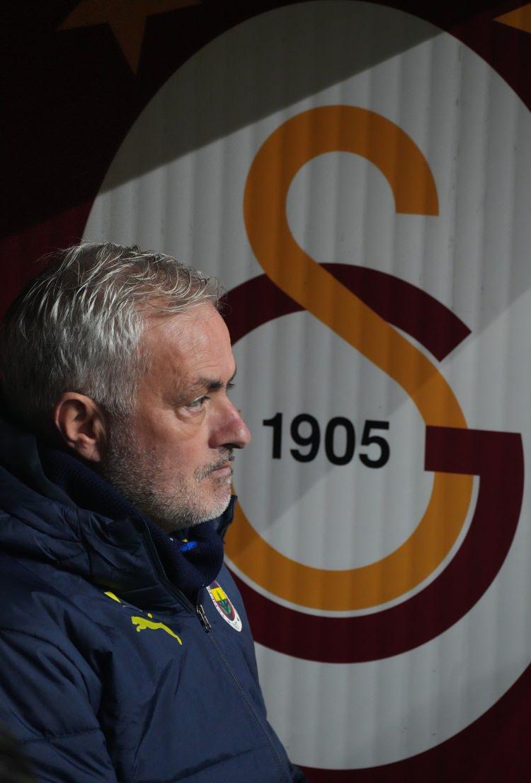 <p>Athletic'te Mourinho'ya verilen ceza için, "Galatasaray-Fenerbahçe maçı sonrası yaptığı yorumlar nedeniyle Jose Mourinho'ya 4 maç ceza verildi. Fenerbahçe, hukuki yolları araştırıyor." denildi.</p>
