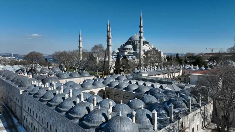 <p>"Onbir ayın sultanı" ramazanda camileri süsleyen Osmanlı geleneği mahyalar, İstanbul'daki camilere asılmaya başlandı.</p>
