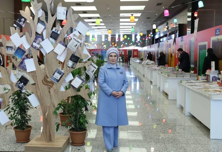 <p>Birkaç gün önce Fransa'da, spor müsabakalarında, başörtüsü ve dini sembolleri yasaklayan yasanın kabul edildiğini hatırlatan Emine Erdoğan, <strong>"Filistin, adeta insanlığa ihanet etmenin merkezi oldu. Arakanlı Müslümanlara uygulanan katliamların acısı, yüreklerimizde henüz soğumadı. Ancak, biz bu elim manzaraya bakıp ümitsizliğe, karamsarlığa ya da yeise kapılmamalıyız. Bilakis, bunlar bizi mücadele insanı ve bir davanın lokomotif gücü olmaya teşvik etmeli."</strong> diye konuştu.</p>
<p> </p>