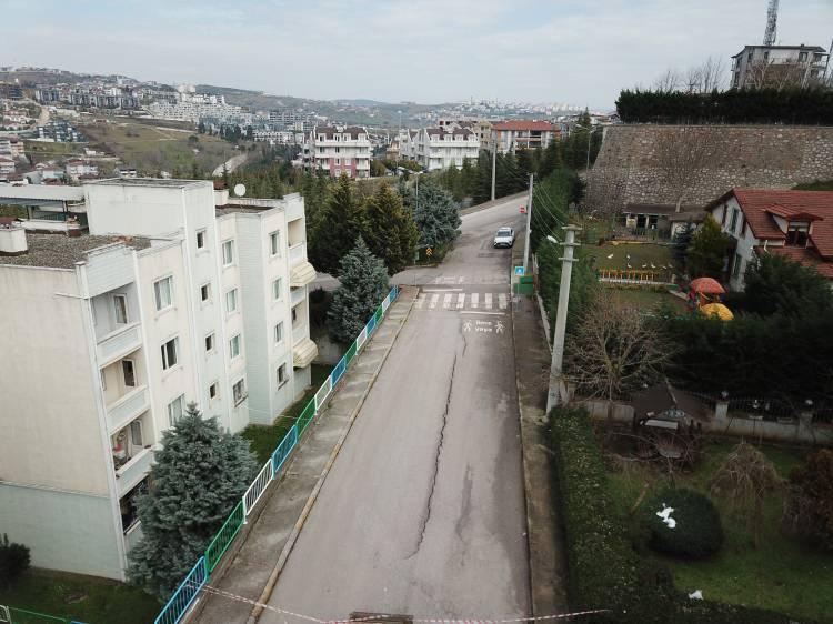 <p>Gök, <strong>"Bizim kurumumuza 50 öğrencimiz var. Anne-baba, 100 veli her gün sabah 7 buçukta geliyor, burada akşam 6 buçuğa kadar hizmet sürüyor. Dolayısıyla da girişlerde ve çıkışlarda en yoğun olunan saatler var ve o süre zarfında temennim; kimsenin başına bir şey gelmemesi. Tabii ki veliler de tedirgin oluyor. Buradaki velilerimiz de kaç sefer, 'Hocam burada yol çatlak, bir sıkıntı olur, bunu bildirin' diye dile getirdiler. Yazın, okul olarak bildirdik. Zaten site yönetimiyle de görüştüğümüzde onlar da kaç senedir bunu yazılı ve bireysel görüşmelerde bildirdiklerini de ilettiler" </strong>dedi.</p>