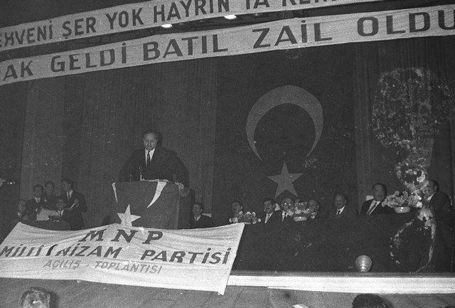 <p>Fikir babası olduğu D-8 oluşumuyla Türk ve Müslüman alemine "kurtuluş reçetesi" sunan Erbakan, dünyadaki Müslümanları tek çatı altında toplamayı hedefledi.</p>

<p>​</p>
