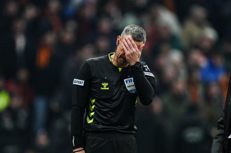 <p>Slavko Vincic maçta toplam 7 kez sarı kartına başvurdu. Bu kartların 5'ini sarı-kırmızılı futbolcular, 2'sini de sarı-lacivertli futbolcular gördü.</p>
