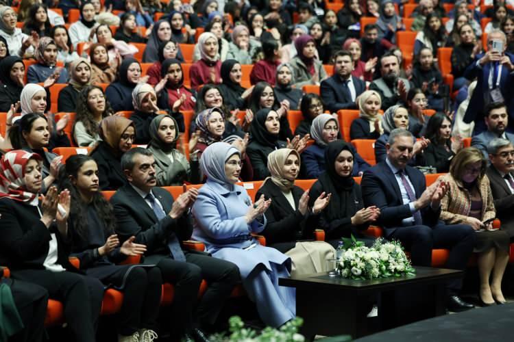 <p><span style="color:#B22222"><strong>"ŞULE YÜKSEL ŞENLER'İN HATIRASININ, BU ETKİNLİKTE YAŞATILMASI ÇOK KIYMETLİ"</strong></span></p>

<p>Emine Erdoğan, programdaki konuşmasına, Gaziantep'te bulunmaktan duyduğu mutluluğu ifade ederek başladı.</p>

<p> </p>
