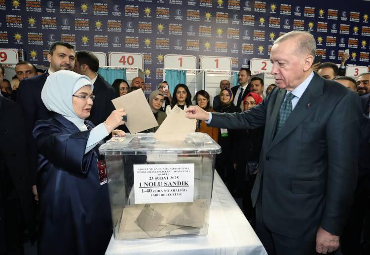 <p><span style="color:#B22222"><strong>YENİDEN PARTİNİN GENEL BAŞKANI SEÇİLDİ</strong></span></p>
<p>Cumhurbaşkanı Recep Tayyip Erdoğan 1547 oyun tamamını alarak, yeniden AK Parti Genel Başkanlığına seçildi.</p>