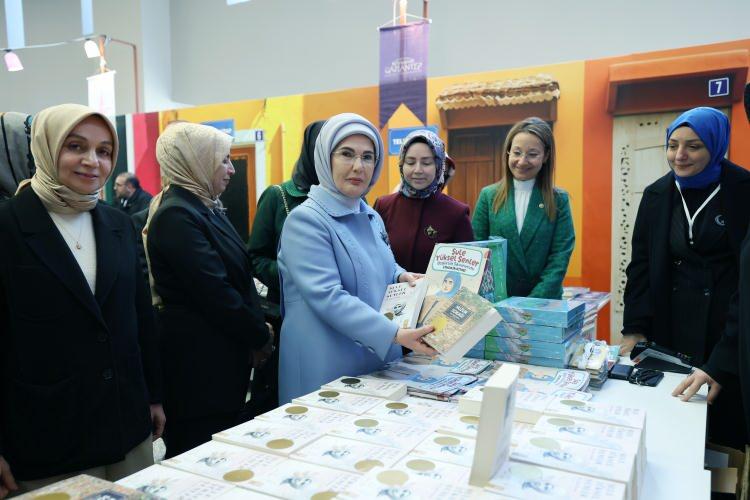 <p>Tarihi şahsiyetlerin, vizyonlarıyla, yaşattıkları değerler ve mücadeleleriyle insanlığa takip edilecek izler bıraktığını, yüzünü dönecek bir yön arayan insanlara pusula olduklarını aktaran Emine Erdoğan, <strong>"Şule Yüksel Şenler de bu milletin bağrından doğmuş, örnek direnişiyle, bizlere rol model olmuş, yılmaz bir hak savunucusudur. Sizlerin de bildiği gibi ben, onunla şahsen de tanışmış ve davasına yakından şahit olmuş biriyim. Bunun için Rabb'ime her daim şükrediyorum. O, tüm hayatını bu milletin dertlerine adadı. Öz vatanında garip kalanların, öz vatanında parya olanların sıkıştırıldığı çıkmaz sokakların sonundaki duvarları yıktı. İnsanlara, özgürlüğe doğru yürüyecekleri yollar açtı." </strong>dedi.</p>

<p> </p>
