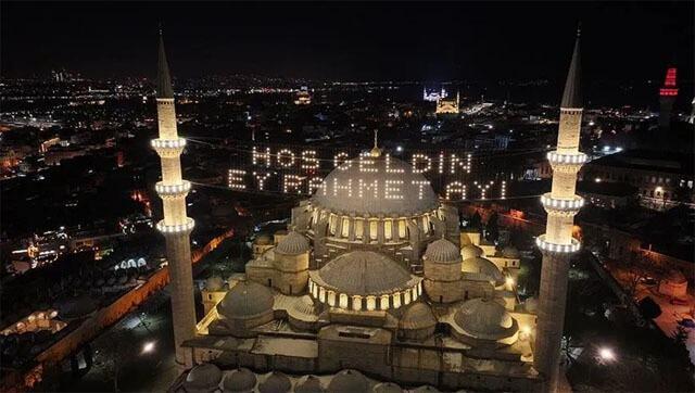 <p>Ramazan ayını sağlıklı geçirmek ve oruç tutarken vücudunuzun ihtiyaçlarını en iyi şekilde karşılamak için, doğru yiyecekler ile sahur yapmak çok önemlidir. <strong>Sahurda susatmayan yiyecekler</strong>, tok tutan besinler kadar önemlidir.</p>