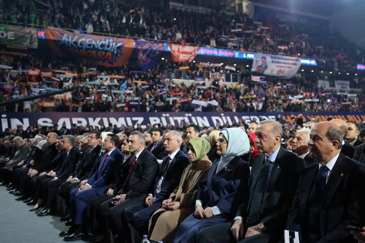 <p><strong>BAHÇELİ'DEN ÖZEL ÇELENK</strong></p>

<p>MHP Genel Başkanı Devlet Bahçeli, AK Parti Büyük Kongresi'ne milli birlik ve kardeşliği simgeleyen özel çiçek aranjmanı gönderdi. </p>
