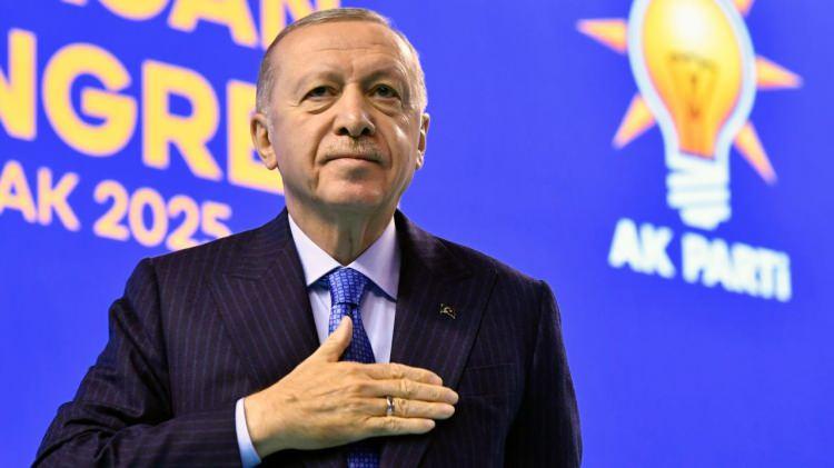 <p>AK Parti 8. Olağan kongresinde açıklamalarda bulunan Cumhurbaşkanı Erdoğan;</p>
<p> </p>
<p><em><strong>“Aile bazlı gelir tamamlayıcı sosyal destek sistemi ile ihtiyaç sahibi vatandaşların daha çok yanında olacağız” </strong></em>diyerek ihtiyaç sahibi ailelerin yanında olacaklarının altını çizdi.</p>