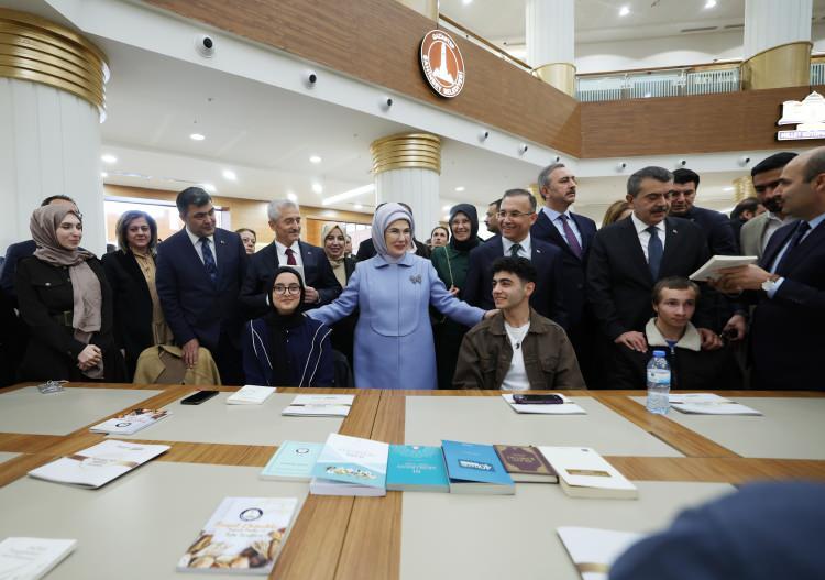 <p>Şahinbey Belediyesi El Sanatları Kursiyerleri tarafından filografi sanatıyla hazırlanan eserlerin yer aldığı sergiyi de gezen Emine Erdoğan, eserleri inceledi, kursiyerlerin çalışmaları hakkında bilgi aldı.</p>

<p> </p>

