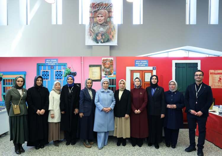 <p>Ayrımcılık ve ötekileştirmenin, toplumların kalbine musallat olan kötü huylu bir hastalık olduğunu ifade eden Emine Erdoğan, bu hastalığın kılık değiştirerek, dünyanın her yerinde baş gösterdiğini, insanların inançları, ırkları, etnik kökenleri gibi nedenlerle türlü türlü zulme uğradığını vurguladı.</p>
<p> </p>