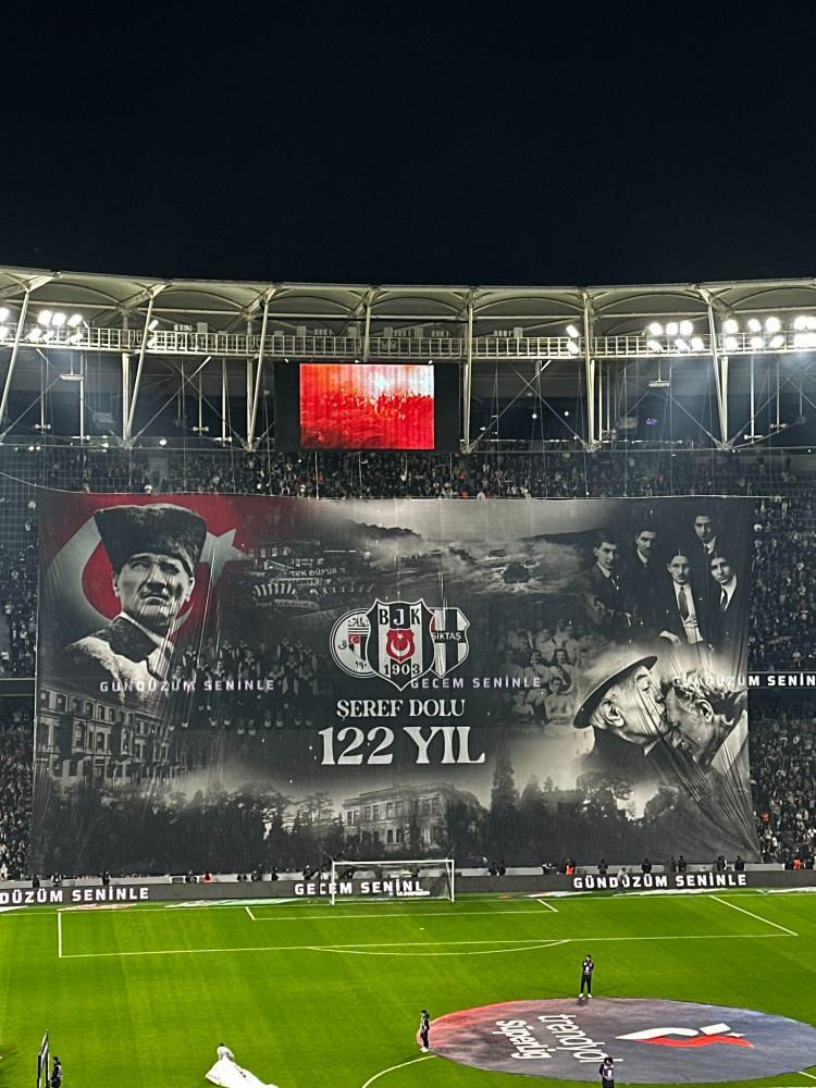 <p>Koreografide "Şeref Dolu 122 Yıl" yazısı yer aldı.</p>