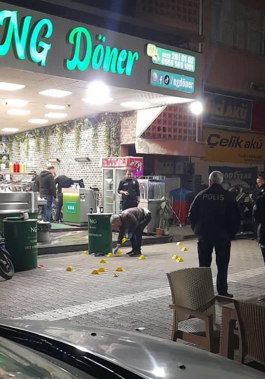 <p><span style="color:rgb(165, 42, 42)"><strong>SAKLANDIĞI EVDE YAKALANDI</strong></span>  </p>

<p>A.E.E.'nin yerini tespit eden polis, saklandığı eve yaptığı baskınla şüpheliyi gözaltına aldı.</p>
