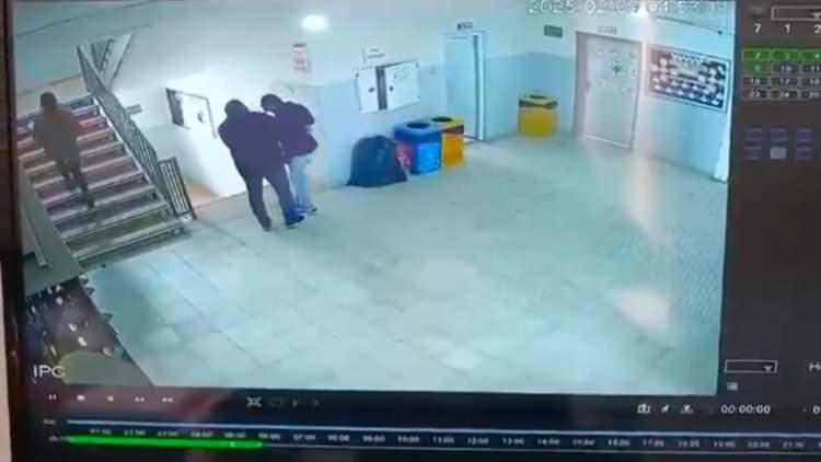 <p>Olay anı, okulun güvenlik kamerasına da yansıdı. </p>