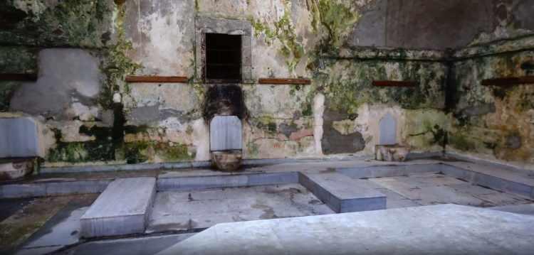 <p>Antalya'nın simgelerinden olan ve milattan önce 2'nci yüzyıla tarihlenen tarihi Kaleiçi'ni her yıl binlerce yerli ve yabancı tatilci ziyaret ediyor. Binlerce yıllık tarihi yapılarıyla, görenlerin hayran kaldığı semtin, UNESCO'nun Dünya Miras Geçici Listesi'ne girebilmesi için çalışmalar sürüyor. </p>