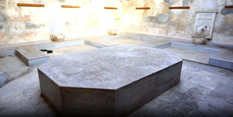 <p>'Soğukluk', 'Ilıklık' ve 'Sıcaklık' olarak adlandırılan 3 ana mekandan oluşan hamam, işçiliği ve mimarisiyle mekanın ziyaretçilerinin ilgisini çekiyor.</p>

