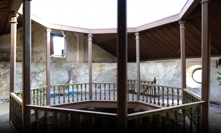 <p>Sonrasında depo ve eğlence mekanı olarak da kullanılan ve süreç içinde kapısına kilit vurulan hamam, uzun süredir zamana meydan okuyor.</p>