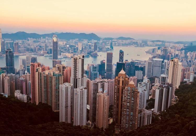 <p><strong><span style="color:#B22222">18)  HONG KONG </span> |  422 MİLYAR DOLAR</strong></p>
