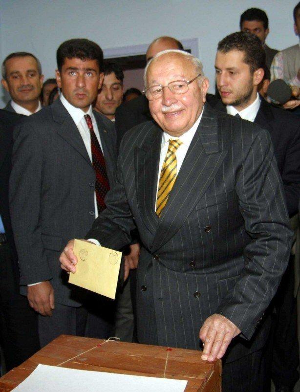 <p>CEZAEVİ SÜRECİ</p>

<p> </p>

<p>Milli Selamet Partisince 6 Eylül 1980'de Konya'da düzenlenen Kudüs Mitingi, partinin kapatılma sebeplerinden birisi olarak gösterildi.</p>

<p> </p>

<p>Erbakan'ın bu sürede verdiği mücadele "dava" olarak adlandırıldı. Erbakan'ın "dava" için yetiştirdiği nesil, yeni Türkiye inşasında bunu temel aldı.</p>

<p> </p>

<p>Darbeden sonra İzmir'de uzun süre gözaltında kalan Erbakan, daha sonra çıkarıldığı mahkemece tutuklandı ve 9 ay cezaevinde kaldı.</p>

<p> </p>

<p>Erbakan, cezaevinden çıktıktan sonra yeni parti kurma çalışmalarını başlattı.</p>
