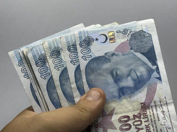 <p><strong>GENÇ YAŞTA EMEKLİ OLANALAR</strong></p>

<p>Emekli olarak çalışmaya devam edenlerin özlük hakları, diğer sigortalılar gibi yasalarla güvence altına alınmış durumda. Türkiye'de yaklaşık 16 milyon dosya üzerinden emekli maaşı ödeniyor. </p>
