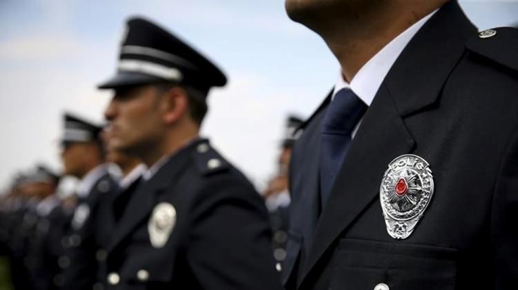 <p>2 BİN 500 POLİS VE 200 KOMİSER YARDIMCISI ALINACAK</p>

<p>Bu yıl, 2500 polis ve 200 komiser yardımcısı alınacak. Adayların, başvurularını yapmak için ön başvuru sürecine girmeleri gerekiyor. YKS'ye giren lise mezunları, TYT'den en az 250 puan alarak polis alımına başvuruda bulunabilir.</p>

<p>Komiser yardımcısı alımı için ise adayların AYT (Alan Yeterlilik Testi) sınavından yeterli puanı alması gerekiyor.</p>

