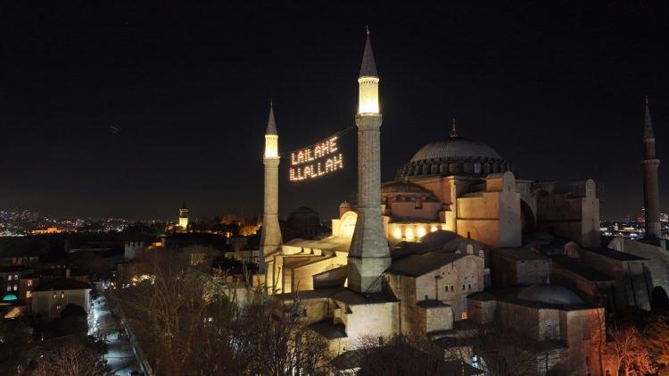 <p>Vakıflar Genel Müdürlüğü ile birlikte camilere mahya astıklarını ifade eden Arpaguş, minaresindeki restorasyon nedeniyle bu yıl Sultanahmet Camisi dışında, Ayasofya-i Kebir Cami-i Şerifi, Süleymaniye Camisi, Eyüpsultan Camisi, Büyük Çamlıca Camisi ve Mimar Sinan Camisi`ne mahya asıldığını dile getirdi.</p>

<p> </p>
