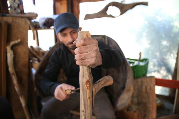 <p>Mesleğini hayatının sonuna kadar sürdürmeyi planladığını ifade eden Say, yeni hayalinin ise ağaçtan uçak yapmak olduğunu sözlerine ekledi.</p>
