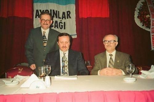 <p>Hayatının önemli bir bölümü İstanbul'un en eski yerleşim yerlerinden biri olan Kasımpaşa'da geçti. İlkokulu Piyale Paşa İlkokulu'nda okudu. 1965 yılında Piyale Paşa İlkokulu'nu bitirip, İstanbul İmam Hatip Okulu'na başladı.</p>
<p>Spor çalışmalarını ilerleten Erdoğan 1969 yılında, 15 yaşındayken Camialtı Spor Kulübünden transfer teklifi alarak bu kulupte spor etkinliklerine devam etti.</p>