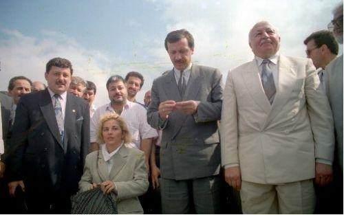 <p>İstanbul Büyükşehir Belediye Başkanlığı'na 1994 yılında seçilen Erdoğan, Siirt'te yaptığı konuşma nedeniyle siyasi yasaklı hale geldi ve 4 ay hapis yattı -2001 yılında AK Parti'yi kuran Erdoğan, partisini girdiği 3 genel, 3 yerel seçimden de birinci parti olarak çıkarmayı başardı</p>
