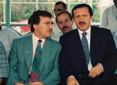 <p>AK Parti'nin cumhurbaşkanı adayı olarak gösterdiği Başbakan Recep Tayyip Erdoğan'ın, 22 yaşında Milli Selamet Partisi'nin (MSP) Beyoğlu Gençlik Kolu Başkanı olarak başladığı siyasi hayatı, partilerde aldığı görevler, İstanbul Büyükşehir Belediye Başkanlığı ve 2003-2014 yıllarında kesintisiz Başbakanlık göreviyle devam etti.</p>

