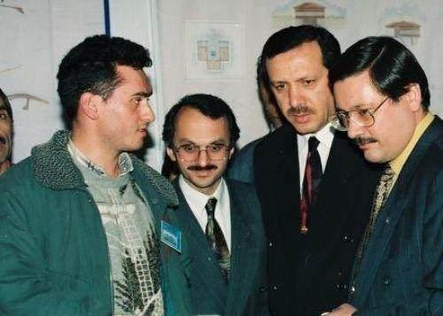 <p>Lise ve üniversite yıllarında Milli Türk Talebe Birliği öğrenci kollarında aktif görev alan Recep Tayyip Erdoğan, 1976'da 22 yaşındayken MSP Beyoğlu Gençlik Kolu Başkanlığı'na ve aynı yıl MSP İstanbul Gençlik Kolları Başkanlığı'na seçildi.</p>
