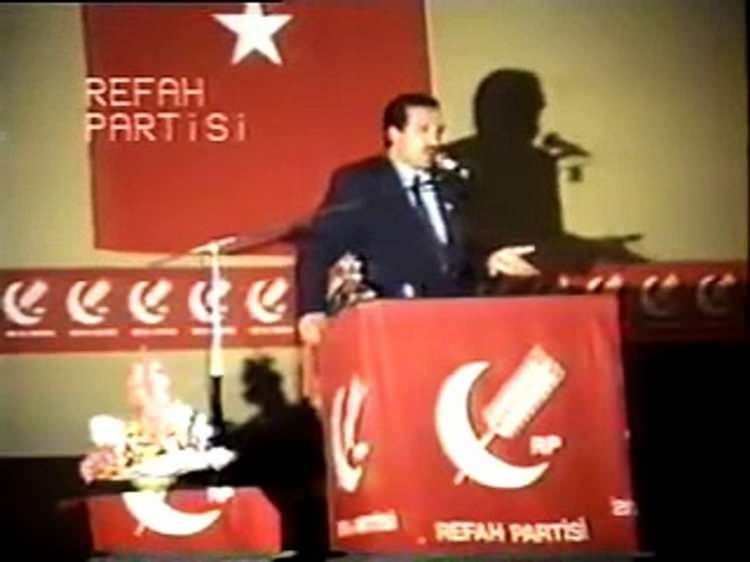 <p>Refah Partisi tarafından İstanbul Büyükşehir Belediye Başkanlığı'na aday olan Erdoğan, 27 Mart 1994'te gerçekleştirilen yerel seçimlerde 25,19 oy oranıyla seçimi ilk sırada tamamlayarak İstanbul Büyükşehir Belediye aşkanı oldu.</p>
