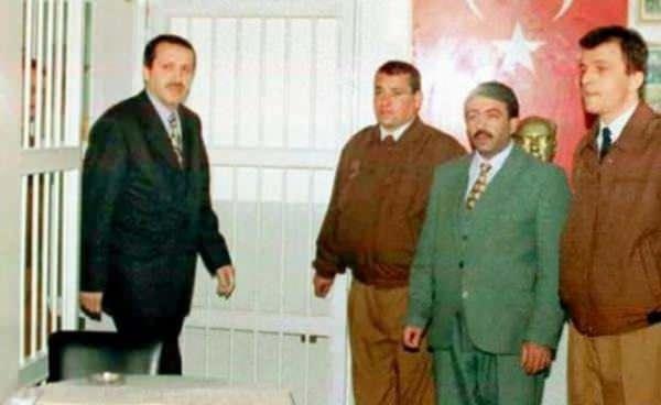 <p>Erdoğan, 12 Aralık 1997'de Siirt'te vatandaşlara hitap ederken okuduğu Ziya Gökalp'e ait bir şiir nedeniyle yargılandı ve hapis cezasına mahkum edildi. Aldığı ceza nedeniyle İstanbul Büyükşehir Belediye Başkanlığı görevine de son verilen Erdoğan, Pınarhisar'da 4 ay cezaevinde kaldı.</p>
