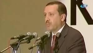 <p><span style="color:#B22222"><strong>AK PARTİ DÖNEMİ </strong></span></p>

<p><br />
Pınarhisar Cezaevinden 24 Temmuz 1999'da tahliye olan Erdoğan, siyasi çalışmalarına devam ederek 14 Ağustos 2001'de Adalet ve Kalkınma Partisi'ni (AK Parti) kurarken Kurucular Kurulu tarafından da AK Parti'nin Kurucu Genel Başkanı seçildi.</p>
