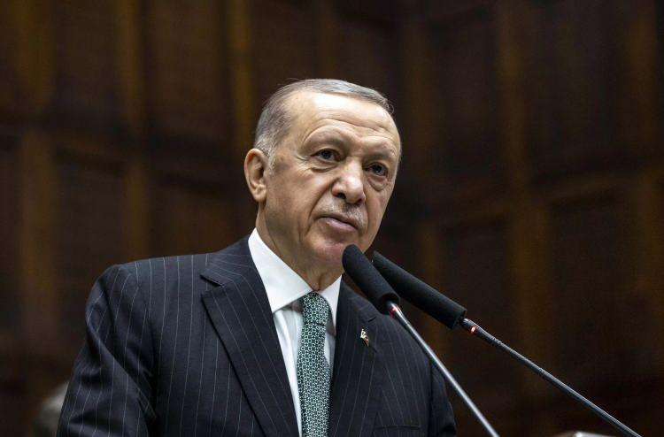 <p><strong>GENEL SEÇİMLER</strong></p>
<p>Erdoğan, partisinin girdiği ve 34,6 oyla birinci olmayı başardığı ilk genel seçim olan 3 Kasım 2002 seçimlerinde, hakkındaki mahkeme kararı nedeniyle aday olamadı.</p>