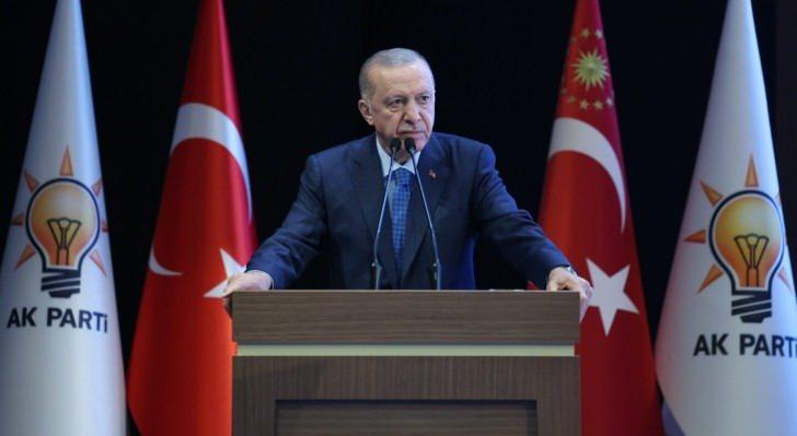 <p>AK Parti'nin 22 Temmuz 2007 genel seçimlerinden 46,6 oy alması sonrasında 60. Hükümeti, 12 Haziran 2012'de erçekleştirilen genel seçimlerinden de 49,8 oy alması sonrasında 61. Hükümeti kuran Erdoğan, 3. kez Başbakanlık koltuğuna oturdu. Erdoğan, böylece partisinin başında girdiği üç seçimde de oyunu artırmayı başardı.</p>