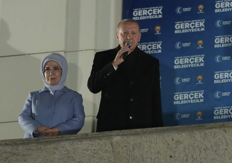 <p><span style="color:#B22222"><strong>YEREL SEÇİM </strong></span></p>

<p>AK Parti, Erdoğan liderliğinde girdiği, 28 Mart 2004 yerel seçiminde yüzde 40,2, 29 Mart 2009 yerel seçiminde yüzde 38,6 ve son olarak da 30 Mart 2014 tarihinde gerçekleştirilen yerel seçimlerden 45,5 oy aldı.</p>
