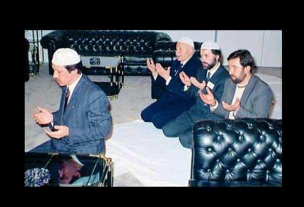 <p>Bunun ardından ömrünü millete adayan Reis'in geçmiş yılları bir kez daha hatırlandı. </p>
