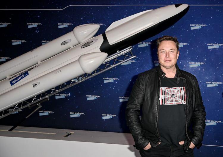 <p>Tesla ve SpaceX CEO'su Elon Musk, servetiyle dünya genelindeki en zengin kişi olma unvanını koruyor. </p>
