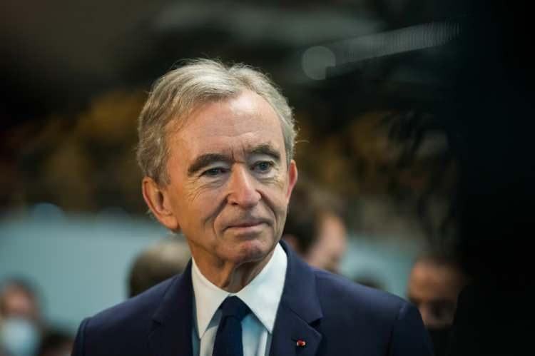 <p><strong>AVRUPA'NIN EN ZENGİN KİŞİSİ: BERNARD ARNAULT-</strong></p>

<p> </p>

<p>Fransa'nın en zengin ismi Bernard Arnault, 196 milyar dolarlık servetiyle dördüncü sırada yer alırken, Avrupa'nın en zengin kişisi unvanını elinde tutuyor. Arnault, lüks markalar zinciri LVMH'nin sahibi olarak biliniyor.</p>
