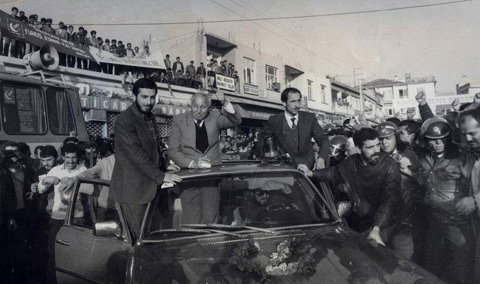 <p>Necmettin Erbakan, o yıllarda düzenlenen otomobil kongresinde, "Şeftaliden başka bir şey üretemeyiz" görüşünü savunanlara karşı, bir araya geldiği arkadaşlarıyla 1956'da Türkiye'nin ilk yerli motorunu üretmek için Gümüş Motor Fabrikası'nı kurdu.</p>

<p> </p>
