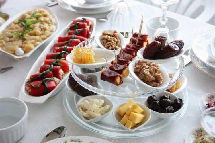 <p>Ramazanın ilk günü son imsak Çanakkale'de saat 06.18'de, son iftar Çanakkale'de saat 19.12'de yapılacak.</p>
<p> </p>
<p>Osmaniye, Kastamonu, Antalya, Bilecik, Denizli ve Balıkesir'de 12 saat 56 dakika ile en uzun, 30 ilde ise 12 saat 54 dakika ile en kısa oruç tutulacak.</p>
