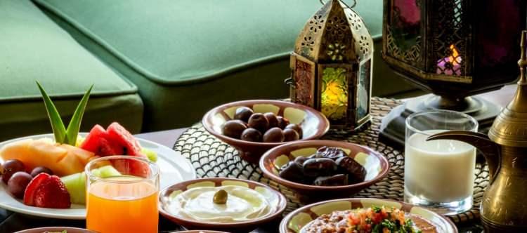 <p>Geriye kalan 45 ilde, 12 saat 55 dakika oruçlu kalınacak.</p>
<p>Diyanet İşleri Başkanlığı Din İşleri Yüksek Kurulu Başkanlığının kameri ay hesaplamalarına göre, şevval ayının hilali, ramazanın 29'uncu günü akşamı görüleceği için bu yıl ramazan 29 gün sürecek.</p>