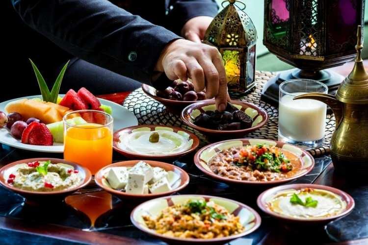 <p>Güney Afrika'nın Johannesburg kentinde 14 saat 3 dakika, Danimarka'nın başkenti Kopenhag'ta 12 saat 52 dakika, Rusya'nın başkenti Moskova'da 12 saat 52 dakika oruç tutulacak.</p>