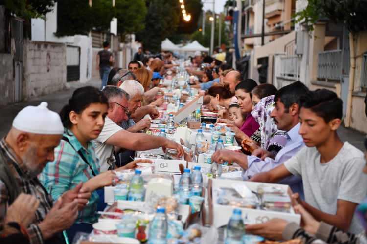 <p><strong>Ramazanın ilk gününde diğer kentlerde ortalama oruç süreleri ise şu şekilde olacak:</strong></p>
<p>"Hollanda'nın Amsterdam, Polonya'nın Varşova, İngiltere'nin Londra, Kazakistan'ın Astana ve Belçika'nın Brüksel, Fransa'nın Paris, İsviçre'nin Zürih, Romanya'nın Bükreş, Kanada'nın Ottowa, Bulgaristan'ın Sofya, İtalya'nın Roma, İspanya'nın Madrid, Bosna-Hersek'in Saraybosna şehirlerinde yaklaşık 12 saat 50 dakika oruç tutulacak.</p>
