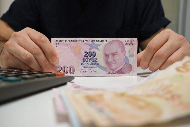<p>Emekliler ya sigortalı bir işte çalışıyor ya da Bağ-Kur üzerinden kendi işini sürdürüyor. </p>

<p> </p>
