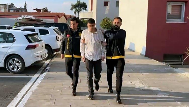 <p><strong><span style="color:#A52A2A">"YAN BAKMA" MESELESİ CAN ALDI </span></strong></p>
<p>Emniyete götürülen A.E.E., sorgusunda, <strong>"Dükkanın önünde bekliyordum. O sırada çalışanlardan biri, 'Neden yan bakıyorsun? 'diyerek tepki gösterdi. Üzerime gelince tabancayla ateş açtım"</strong> dedi.</p>
<p> </p>
<p>İşlemlerinin ardından adliyeye sevk edilen A.E.E., çıkarıldığı mahkemede tutuklandı. </p>