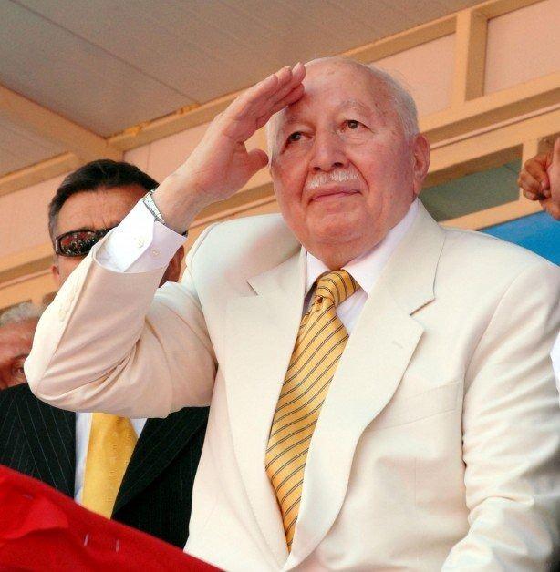 <p>"MÜCAHİT ERBAKAN"</p>

<p> </p>

<p>Bu dönemde Kıbrıs sorunu gündeme gelirken, siyasilerce ülkedeki sorunlardan daha fazla Ada'daki gelişmeler üzerine stratejiler üretildi.</p>

<p> </p>

<p>Kıbrıs'a 20 Temmuz 1974'te düzenlenen Barış Harekatı'nı güçlü şekilde savunan Necmettin Erbakan'ın ismi bu dönemde "Mücahit" sıfatıyla kullanılmaya başlandı.</p>

<p> </p>

<p>Bülent Ecevit ile Erbakan'ın Kıbrıs meselesi üzerindeki görüş ayrılıkları nedeniyle CHP-MSP hükümeti, 17 Eylül 1974'te dağıldı. Erbakan'ın liderliğindeki MSP, o yıllarda kurulan yeni hükümetlerde ortak oldu.</p>

<p> </p>

<p>"11'ler hükümeti", "milletvekili pazarlığı" ve "Güneş Motel" şaibeleri 1978'de siyasette gündemi belirlerken, 12 Eylül 1980 askeri darbesinde Erbakan ve siyasi hareketi de hedef alındı.</p>
